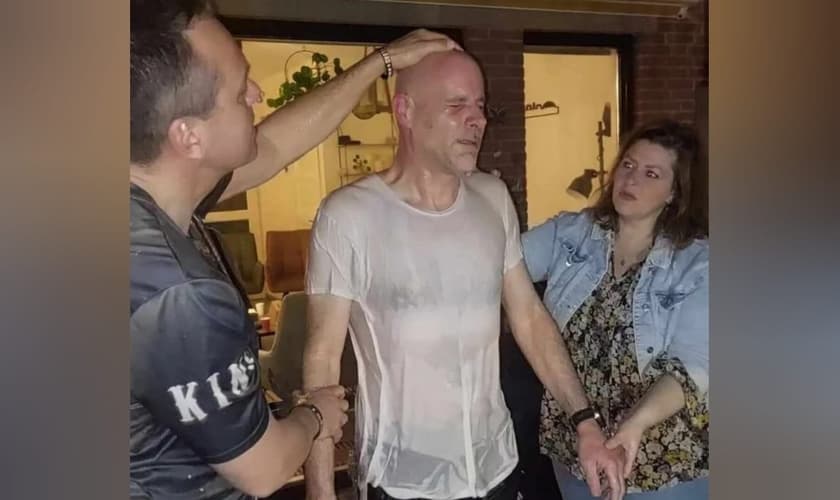 Ad Verheul batizou seu melhor amigo na Holanda. (Foto: Revive).