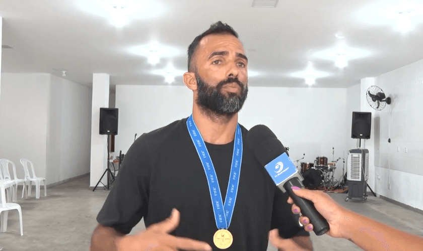 O atleta da Seleção Brasileira de Beach Soccer, Bruno Xavier. (Captura de tela/TV Guarapari)