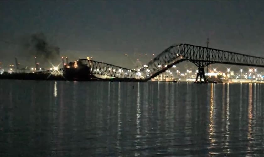 Momento em que a ponte desabou. (Foto: Reprodução/X/BBC News)