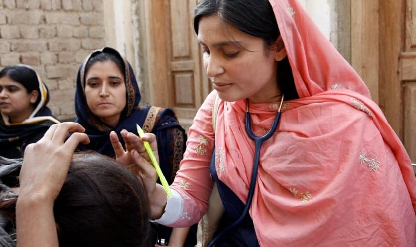 Médica examinando uma paciente no Paquistão. (Foto: Ilustração/Flickr/DFID - UK Department for International Development)