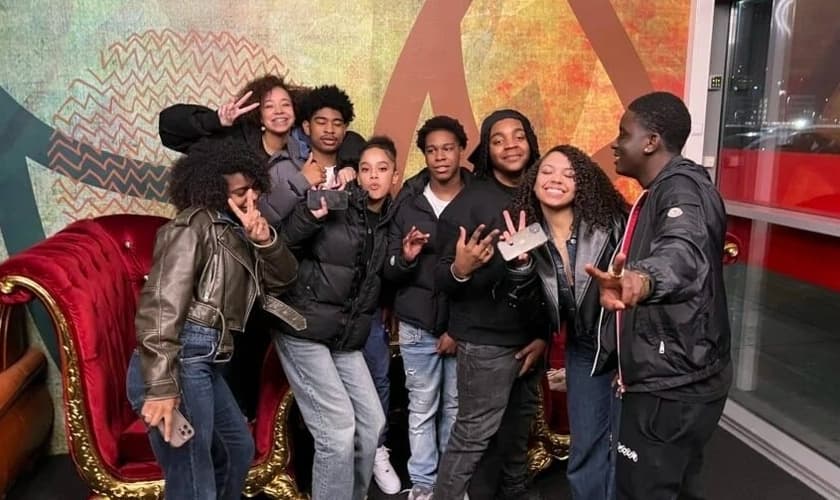 Lara Pereira com seu grupo de recém convertidos. (Foto: Revive).