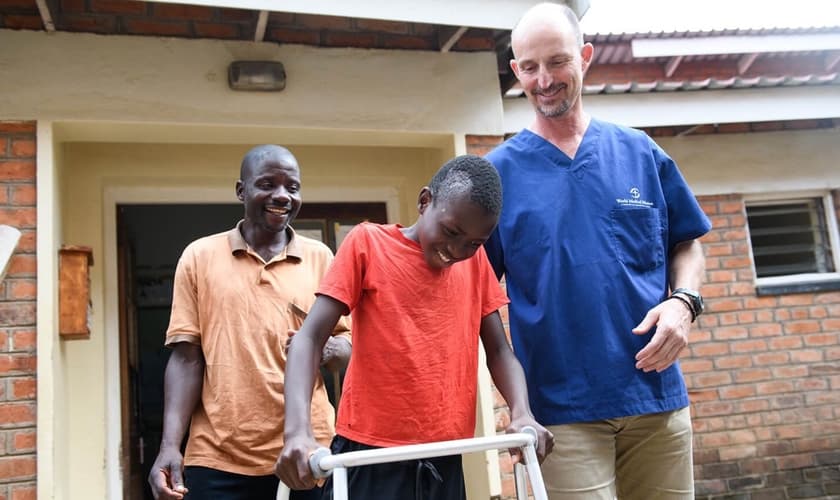 Steven com o pai e um dos médicos da missão. (Foto: Reprodução/Samaritan’s Purse)