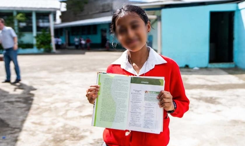 As crianças aprendem sobre Jesus na escola. (Foto: Reprodução/Bible Society)