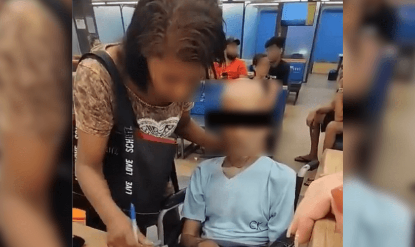 Mulher leva morto para sacar dinheiro no Banco. (Reprodução/Instagram)