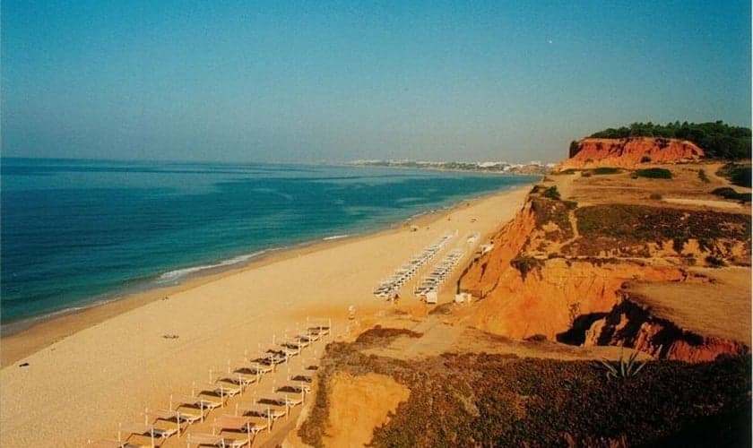 Praia da Falésia, Albufeira, Algarve. (Foto: Salgueiro/Wikimedia Commons)