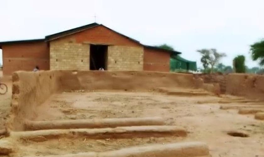 Igreja sendo reconstruída. (Captura de tela/YouTube/Samaritan's Purse)