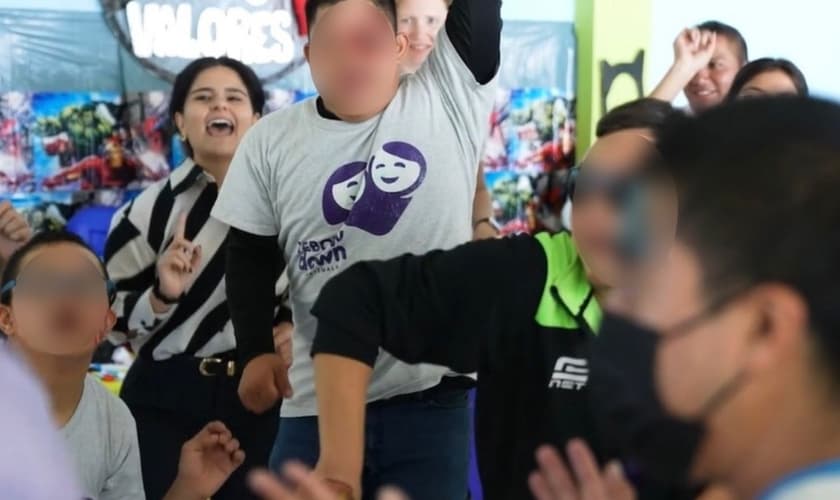 Crianças durante atividade evangelística na escola. (Foto: Reprodução/Bible Society)