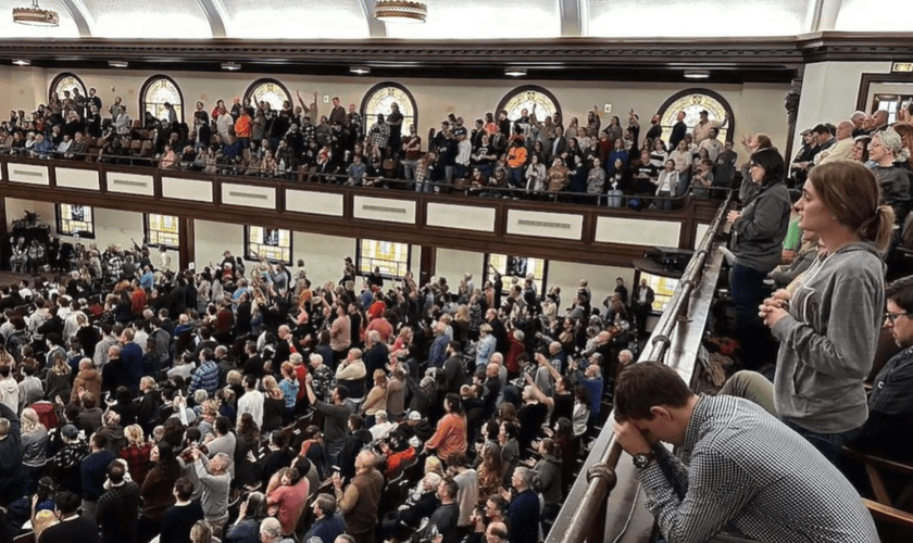 Alunos durante o culto em Asbury. (Foto: Reprodução/YouTube/Evangelical Focus)