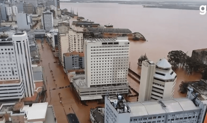 O Rio Guaíba avançou sobre Porto Alegre. (Foto: Reprodução/YouTube/UOL).