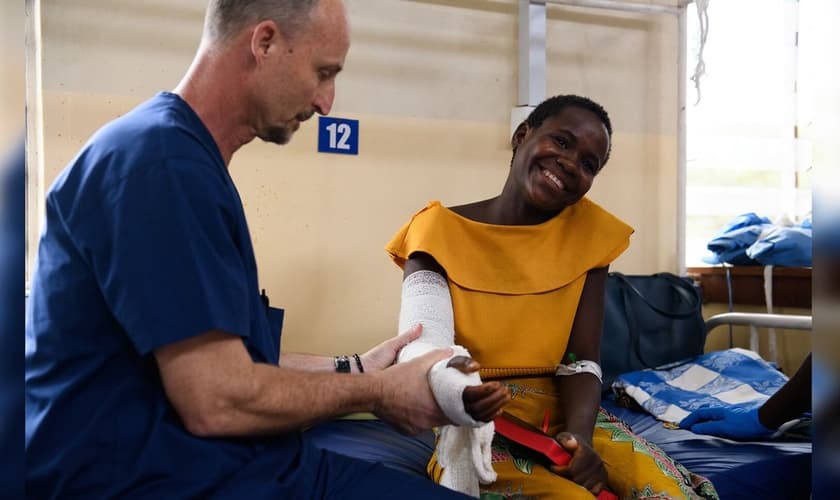 Os pacientes receberam Bíblias e foram encorajados a seguir Jesus. (Foto: Reprodução/Samaritan’s Purse)