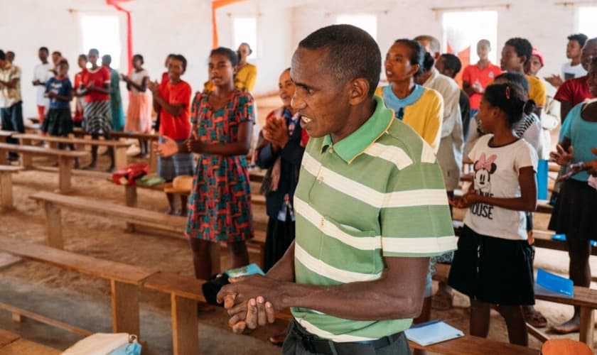 Clément em sua igreja. (Foto: Bible League International).