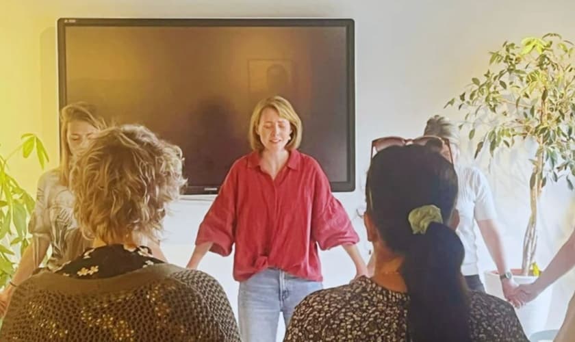 Mulheres em oração. (Foto: Reprodução/Revive)