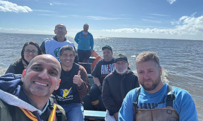 A equipe levou doações aos moradores da ilha atingida. (Foto: Reprodução/Notícias Adventistas).