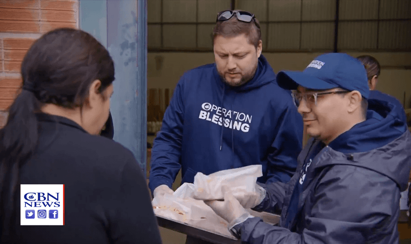 A Operation Blessing está distribuindo alimento, água e lâmpadas solares. (Foto: Operation Blessing).