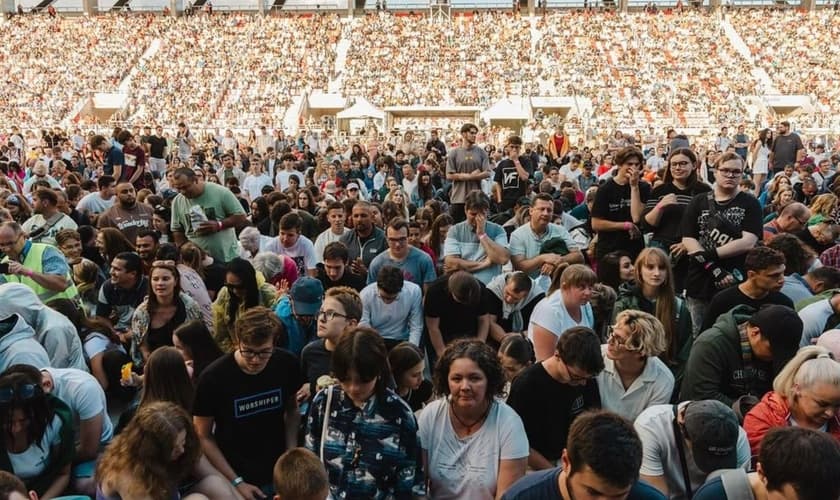 A multidão no estádio. (Foto: Reprodução/Facebook/Jean-Luc Trachsel Ministries)