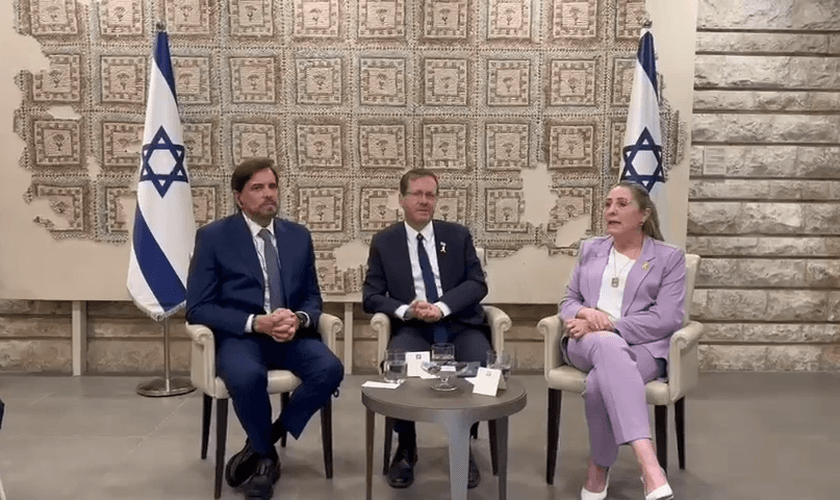 Estevam Hernandes, da Igreja Renascer, ao lado do presidente Isaac Herzog e sua esposa Michal Herzog. (Captura de tela/YouTube/Jarbas Aragão)