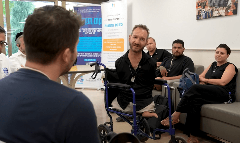 Nick Vujicic encorajando os soldados. (Foto: Reprodução/YouTube/All Israel News)