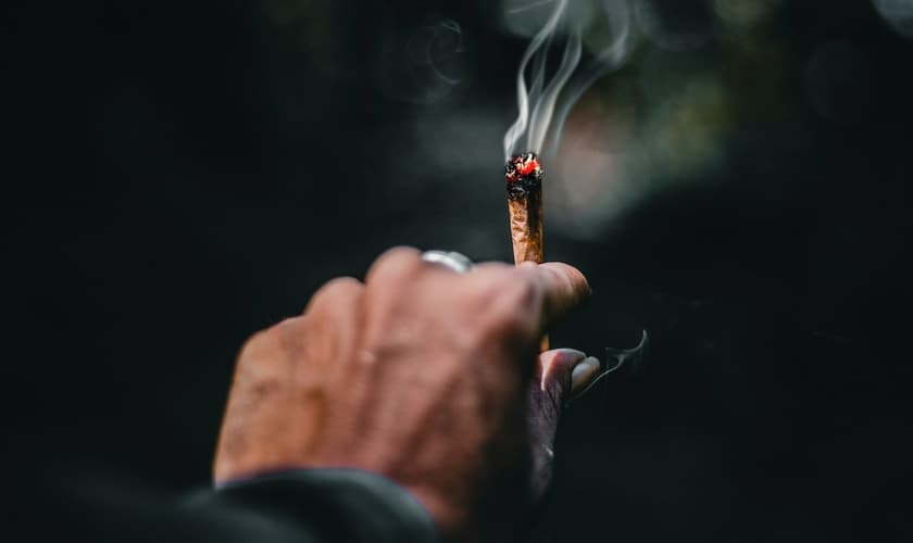 Qualquer pessoa com 18 anos ou mais pode consumir cannabis em locais privados. (Foto: Unsplash/Ahmed Zayan)