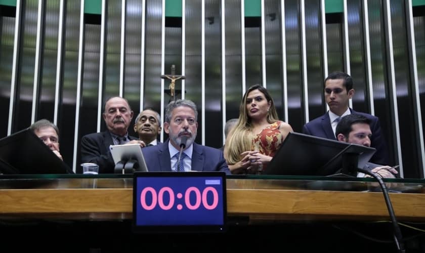 O presidente da Câmara dos Deputados, Arthur Lira, em sessão que aprovou o regime de urgência para o projeto que equipara o aborto ao crime de homicídio. (Foto: Mário Agra/Câmara dos Deputados).