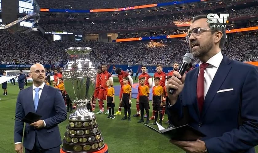 Emilio Agüero e Caleb Mooney anunciaram o Evangelho na cerimônia de abertura. (Foto: Instagram/Bryan Albariño/Reprodução/SNT).