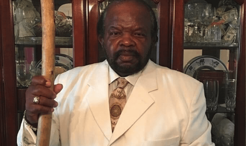 O Pr. Larry Oneal Walker ora por um homem em pregação de rua. (Foto: La Keisa Walker)