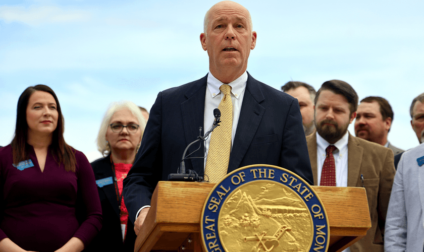 Governador Greg Gianforte assinou a lei que define sexo como homem ou mulher. (Foto: Garrett Turner/Gabinete do Governador)