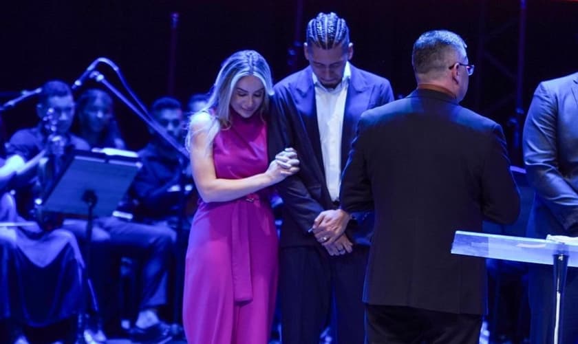 Firmino e Larissa durante a consagração pastoral. (Foto: Reprodução/Instagram/Roberto Firmino)