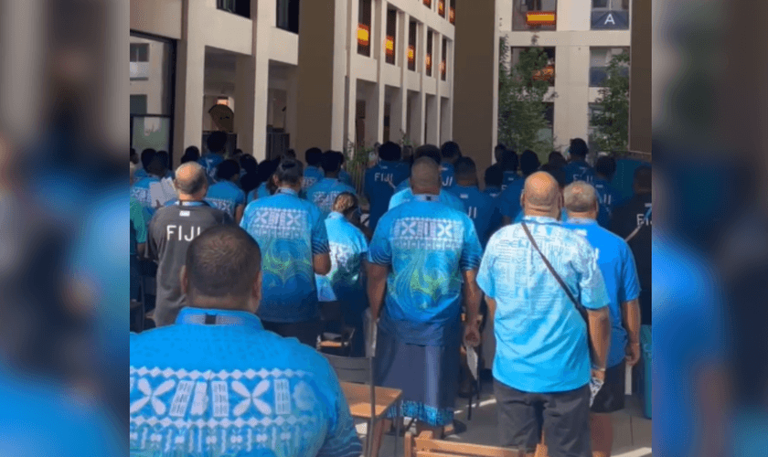 Atletas de Fiji louvam na Vila Olímpica. (Captura de tela/Instagram/tillykearns)