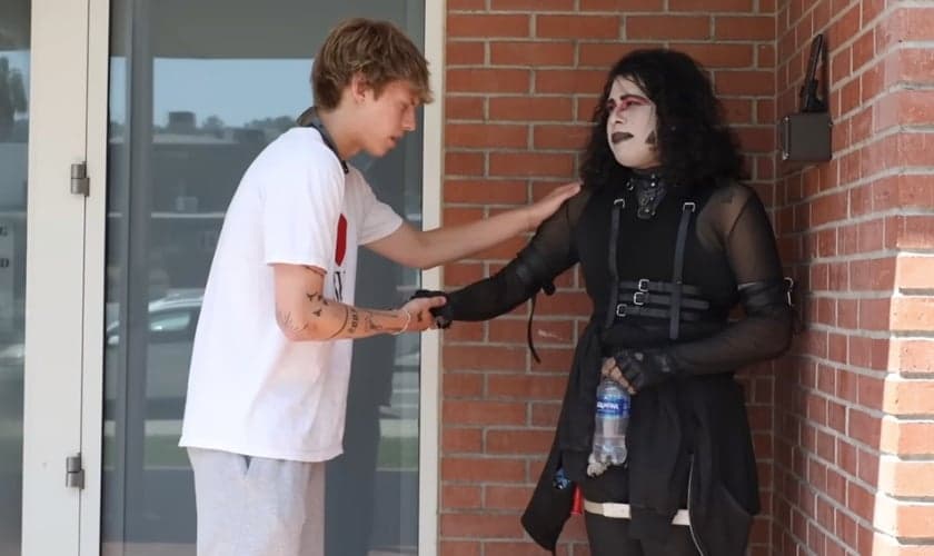 Bryce Crawford ora por Chad, que se autodenominou satanista. (Captura de tela/YouTube/Bryce Crawford)