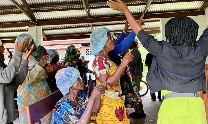 Pacientes louvando a Deus. (Foto: Reprodução/Samaritan's Purse)