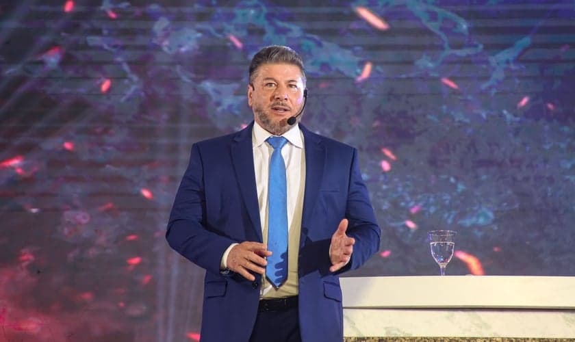 Joel Engel em ministração no Alinhamento Profético 2024. (Foto: Ministério Engel)