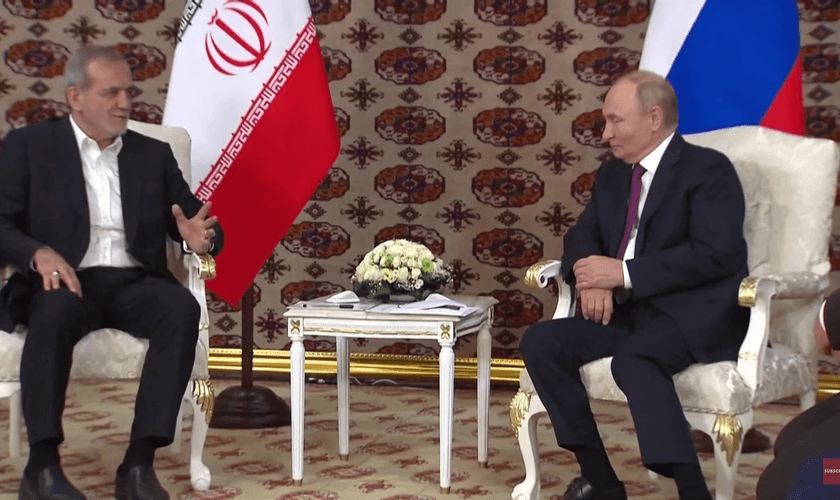 Putin e Pezeshkian. (Foto: Reprodução/YouTube/New York Post).