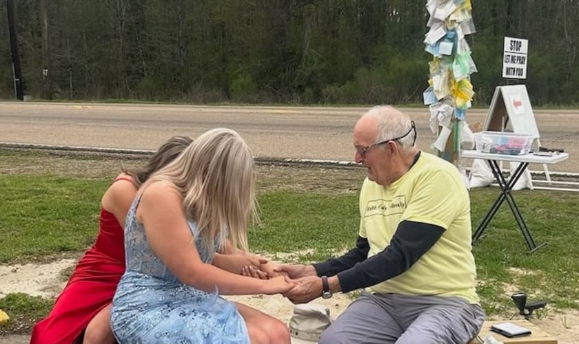 Les Fogleman no posto de oração. (Foto: Reprodução/Baptist Press)