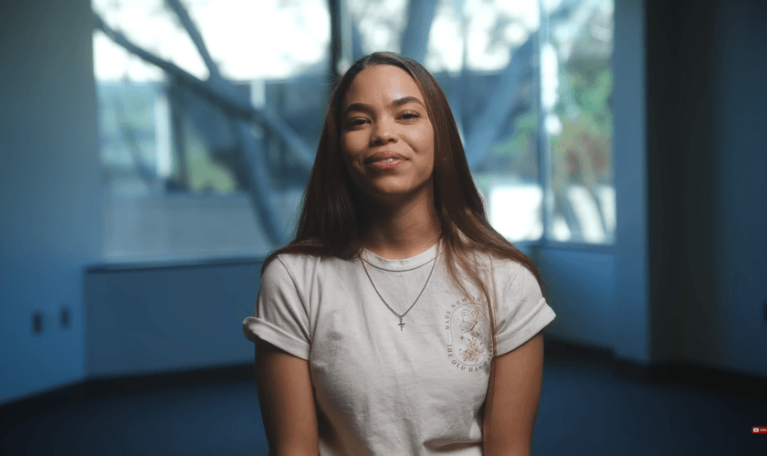 Alezae Edwards foi curada e transformada por Jesus. (Foto: Reprodução/YouTube/Delafé Testimonies).