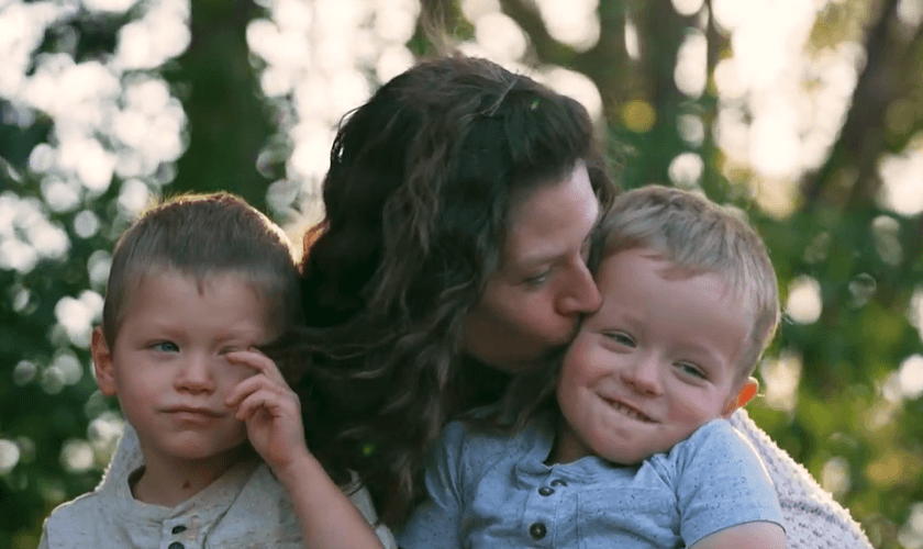 Erin e os gêmeos. (Foto: Reprodução/CBN News)