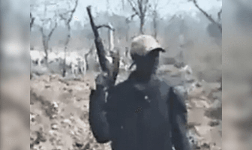Fulani armado no centro-norte da Nigéria em captura de tela de vídeo obtido pelo Morning Star News. (Morning Star News)