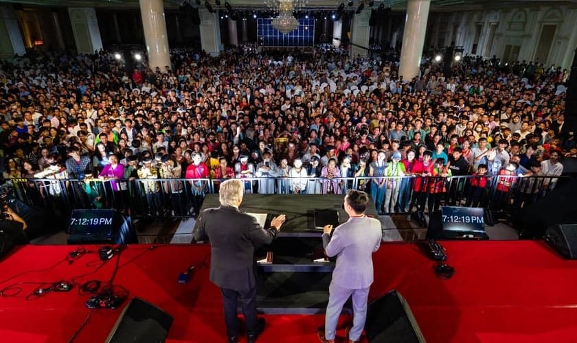Franklin Graham pregou o Evangelho na capital Vientiane. (Foto: Facebook/Franklin Graham).