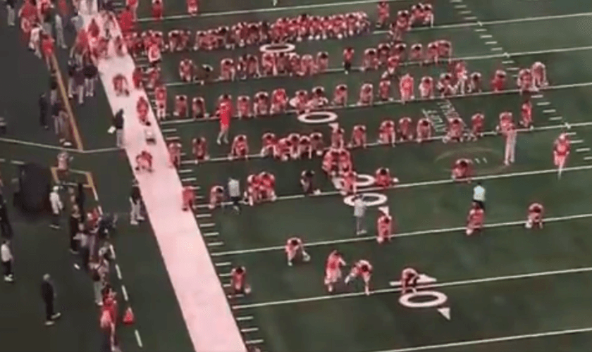 O time do Ohio oraram em campo. (Foto: Reprodução/X/Graham Allen).