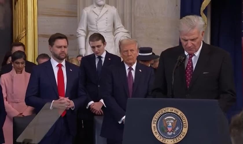 Franklin Graham ora durante posse de Donald Trump, que aparece ao lado do vice J.D. Vance. (Captura de tela/YouTube/ Tennessean)