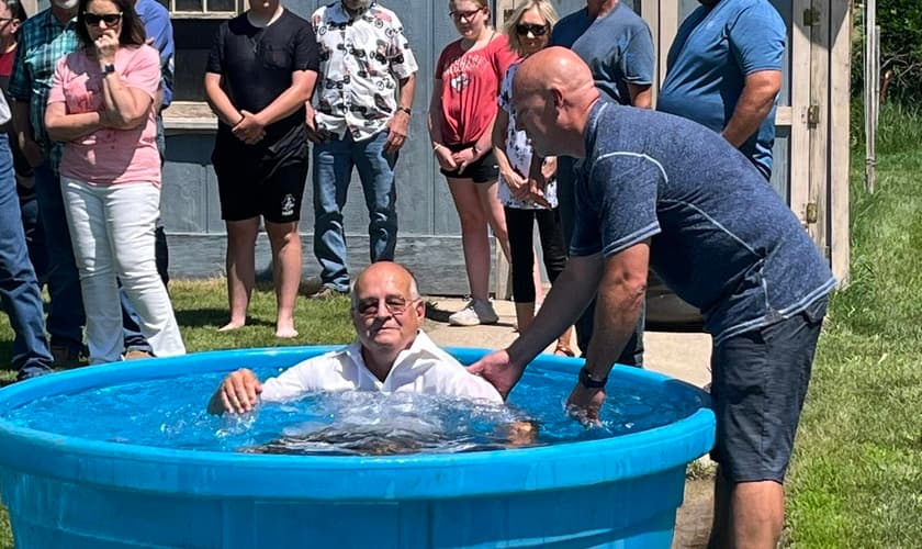 Batismo na microigreja da comunidade de Ewing. (Foto: Facebook/ Ewing Full Gospel Church)