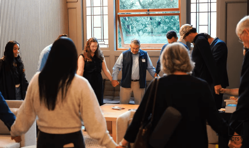 Participantes durante o evento. (Foto: Reprodução/YouTube/ACTS 17 Collective)