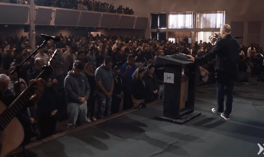 Greg Laurie pregando na igreja. (Foto ReproduçãoYouTube/Greg Laurie)