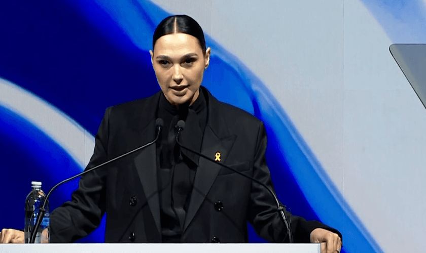 Gal Gadot na conferência da ADL. (Foto: Reprodução/YouTube/Anti-Defamation League).