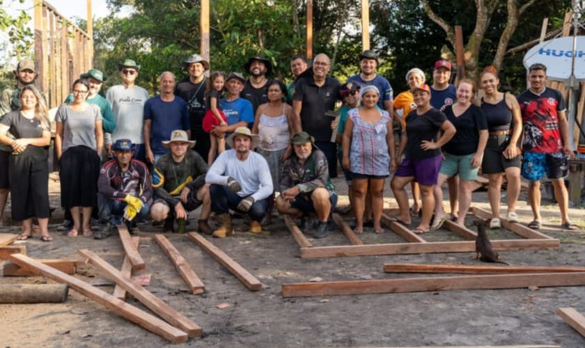 Voluntários e ribeirinhos em Nova Canaã. (Foto: Reprodução/Notícias Adventistas/Jair Bernardo)