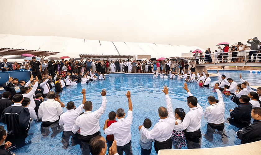 Novos crentes durante o evento batismal ao vivo em Tabasco, México. (Foto: Daniel Gallardo/Divisão Interamericana)