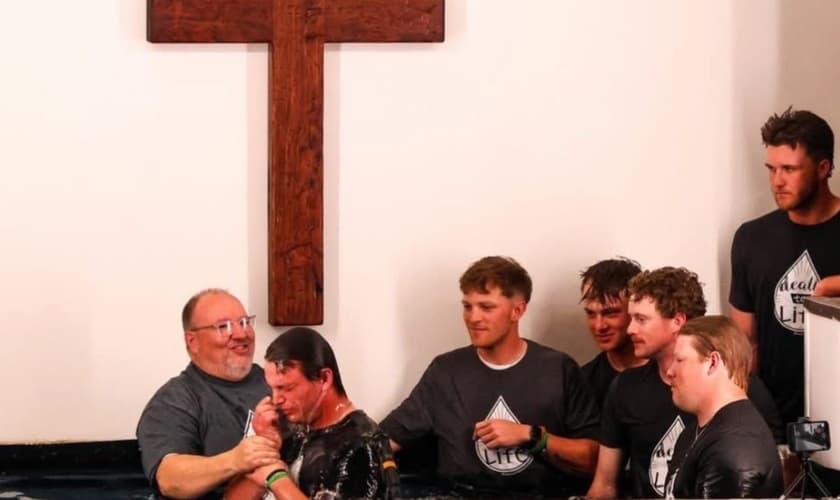O batismo dos atletas. (Foto: Reprodução/Baptist Press)