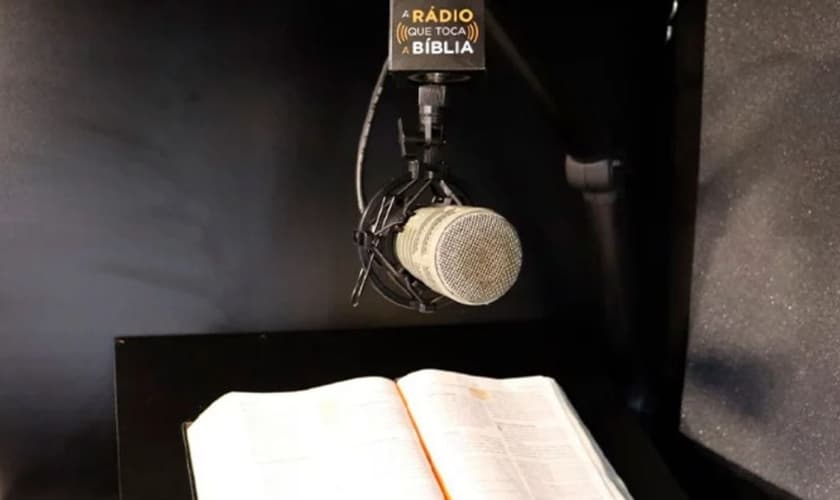 O estúdio de áudio itinerante está reunindo milhões de brasileiros para narrar a Bíblia. (Foto: Reprodução/SBB)