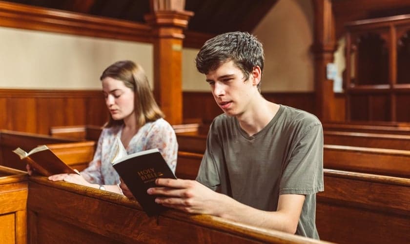 Jovens da Geração Z têm menos tendência ao ateísmo, mostrou pesquisa. (Foto: Unsplash/RDNE Stock Project)