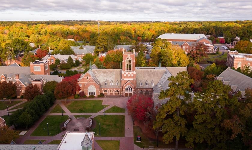 Fachada da universidade onde ocorrem as aulas. (Foto: Reprodução/Facebook/University of Richmond)