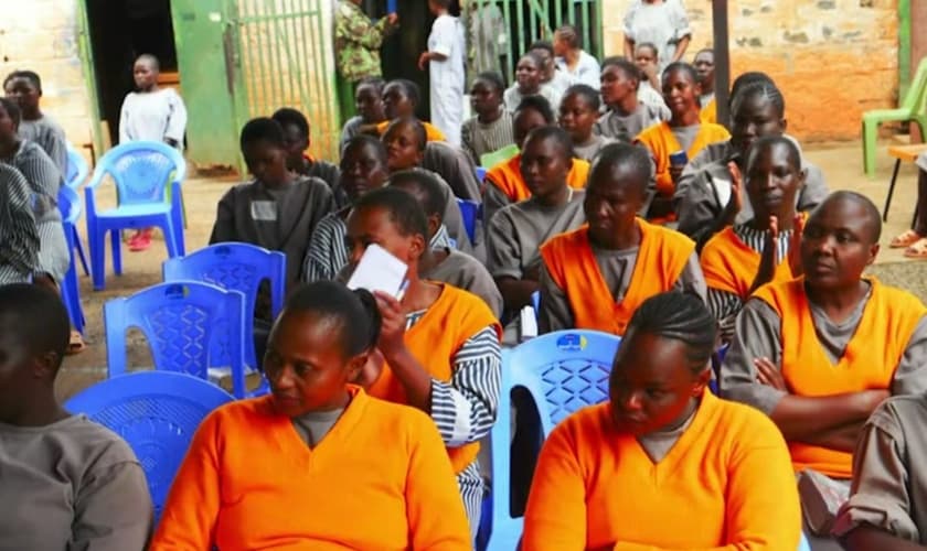 O estudo bíblico na prisão. (Foto: Reprodução/Crossroads Prison Ministries)